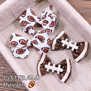 Détail de lot de 4 barrettes football avec paillettes marron et rubans imprimés rugby