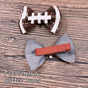 Détails avant et arrière de nœuds papillon football à paillettes avec pinces en ruban