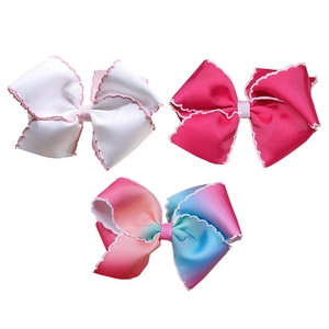 Lot de trois pinces à cheveux en ruban gros-grain arc-en-ciel avec bords ondulés