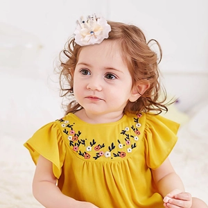Detail einer Spitzenkrone Haarklammer mit gelber Schleife und blauem Strass für Kinder