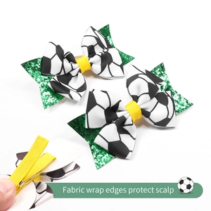Lot de deux nœuds pour cheveux motif football avec paillettes vertes et bords en tissu