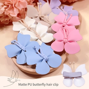 Detail van matte PU vlinder haarclips met met lint omwikkelde metalen eendenbekclips