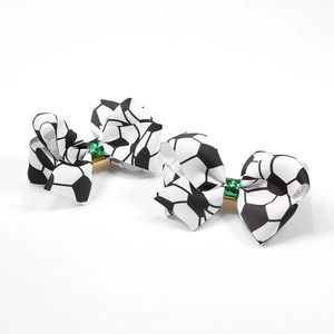 Détails des nœuds à cheveux motif football avec centre pailleté vert et clip métal