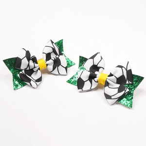 Détail de la pince à cheveux avec nœud football, étoile pailletée verte et ruban jaune