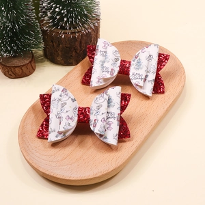 Détail de nœuds de Noël rouges scintillants avec imprimés festifs sur plateau en bois