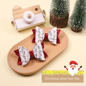 Détail de pinces à cheveux de Noël à paillettes rouges avec motifs de casse-noisette