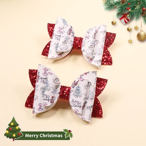 Détail de pinces à cheveux de Noël en paillettes rouges avec motifs de casse-noisette imprimés