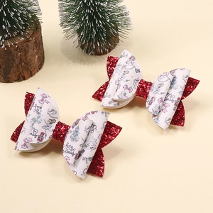 Détail du nœud de Noël rouge scintillant avec imprimé Casse-noisette pour filles