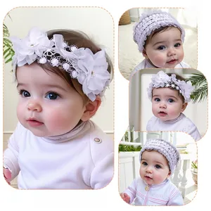 Détail du bandeau en dentelle blanche pour bébé avec fleur en mousseline de soie