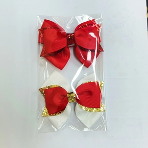 Détail de pinces à cheveux à paillettes rouges et blanches dans leur emballage