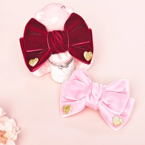 Detalle de lazos de terciopelo rojo y rosa con adornos de corazones dorados