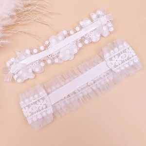 Vue détaillée des bandeaux en dentelle florale blanche avec nœuds pour bébé fille