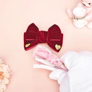 Lazo de terciopelo rojo con corazones dorados y clip de cocodrilo rosa para el cabello