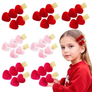 Kinder Samt-Herz-Haarspangen-Set in Rot und Pink auf Modell und weißem Hintergrund gezeigt