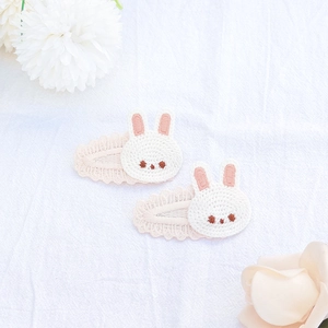 Détail des barrettes lapin de Pâques en tricot avec oreilles roses pour fillettes
