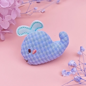 Detail der blauen Gingham-Wal-Haarklammer mit handgestickter Stickerei und Filz-Akzenten