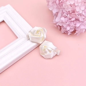 Paire de barrettes à fleurs en satin crème pour filles avec ruban de soie et pinces crocodiles