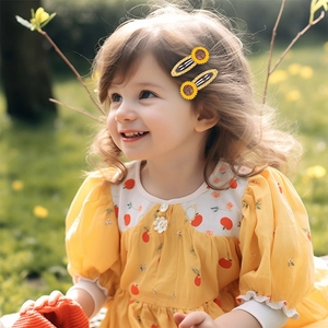 Petite fille portant deux barrettes à fleurs de tournesol jaunes avec motif à carreaux