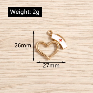 Vue détaillée du pendentif chapeau d'infirmière en cœur, dimensions 26mm x 27mm, poids 2g