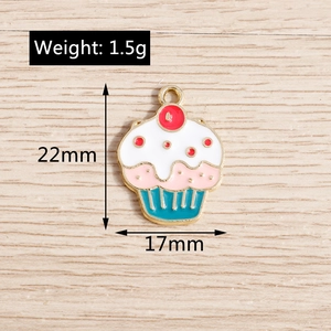 Vista de detalle del colgante cupcake con medidas 22x17mm y peso de 1,5g en madera