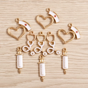 Lot de 10 breloques médicales avec chapeau d'infirmière et stéthoscope pour bijoux DIY