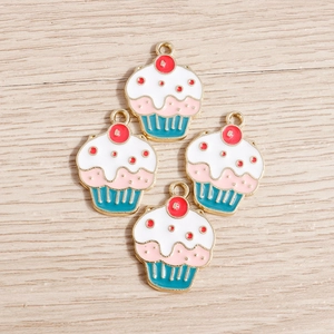Set de cuatro dijes de cupcake esmaltados con bordes dorados para crear bisutería DIY