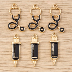 Lot de breloques médicales émaillées avec stéthoscope doré et seringue pour bijoux DIY