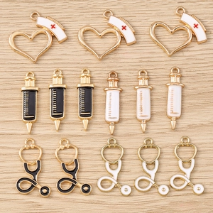 Set de breloques médicales en émail avec coiffe d'infirmière et seringue pour bijoux DIY
