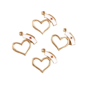 Lot de quatre breloques cœur infirmière dorées avec émail croix rouge de soin