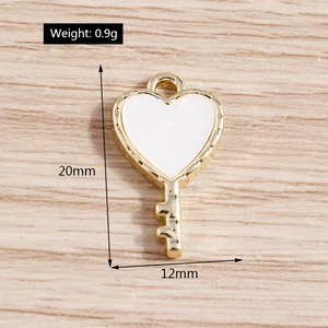 Dettaglio del ciondolo a chiave a forma di cuore con dimensioni e peso di 0,9 g