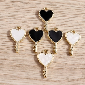 Ciondolo in Lega a Forma di Chiave a Cuore per Creazione Gioielli Fai da Te Ciondoli in Metallo Placcato Oro per Collane Bracciali