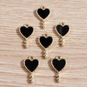 Set di 6 ciondoli a chiave a cuore in metallo dorato e smalto nero per gioielli