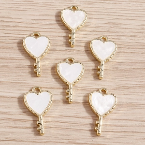 Dettaglio macro di ciondoli a forma di cuore con pietre opali per creazione gioielli DIY
