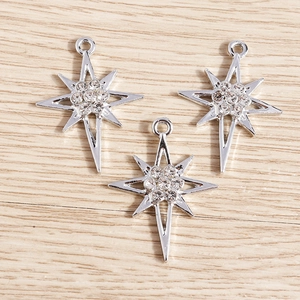 Macro de pendentifs étoiles argentées sertis de strass brillants avec boucles du haut