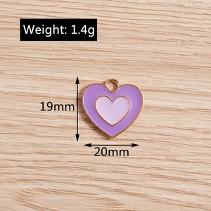 Dettaglio del ciondolo a cuore in smalto viola con peso di 1,4g e dimensioni 19x20mm