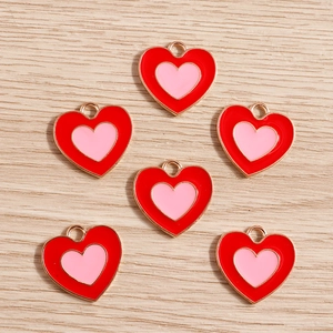 Set di sei ciondoli a cuore stratificati rosso e rosa con bordo dorato per gioielli fai-da-te