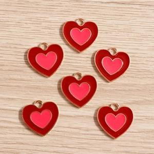 Set di sei ciondoli a cuore a strati rosso e rosa con bordi dorati per creazione di gioielli