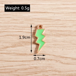 Detail view of a 1.9cm green lightning bolt charm with dimensions and 0.5g weight info