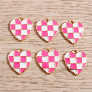 Schachbrett-Herzanhänger in Rosa und Weiß mit Goldrand im 6er-Set auf Holzgrund