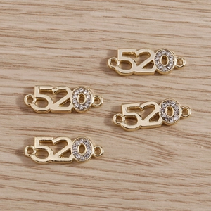 Pendentif doré chiffre 520 avec strass et deux crochets pour la création de bijoux