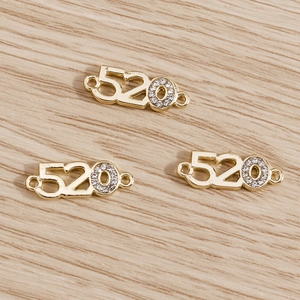Détails des pendentifs chiffres 520 dorés avec des strass étincelants sur le chiffre zéro
