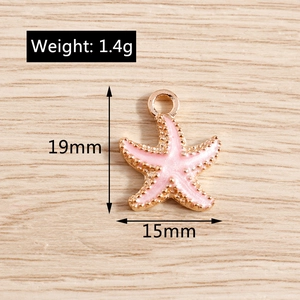Detail-Makro eines 19mm Seestern-Anhängers aus Goldlegierung für DIY-Schmuckherstellung
