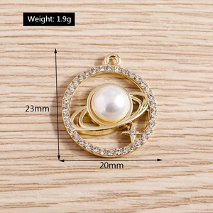 Detail eines Saturn-Anhängers mit weißer Perle und Zirkonia, Größe 20 mm x 23 mm