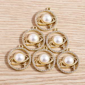 Goldene Saturn-Anhänger mit weißer Kunstperle und Strasssteinen für DIY-Schmuckherstellung