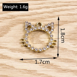 Gedetailleerd macro-aanzicht van een luxe kattenhanger met witte strassteentjes en goud