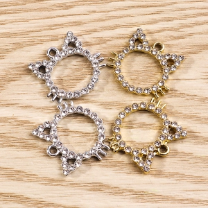 Detailweergave van luxe kattenkop-bedeltjes met strass en oogjes voor DIY-sieraden