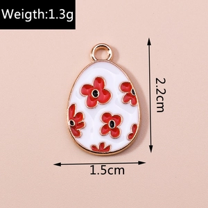 Detail view of 1.3g egg-shaped pendant with red flowers and golden alloy edge for DIY