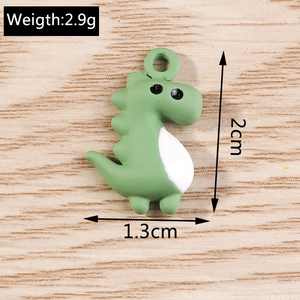 Close-up of a green dinosaur pendant showing dimensions of 2cm height and 2.9g weight