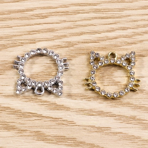 Gedetailleerde macro-opname van gouden en zilveren kattenhangers met strassteentjes