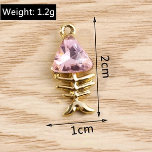 Détail du pendentif arête de poisson doré avec cristal rose et marquages de taille